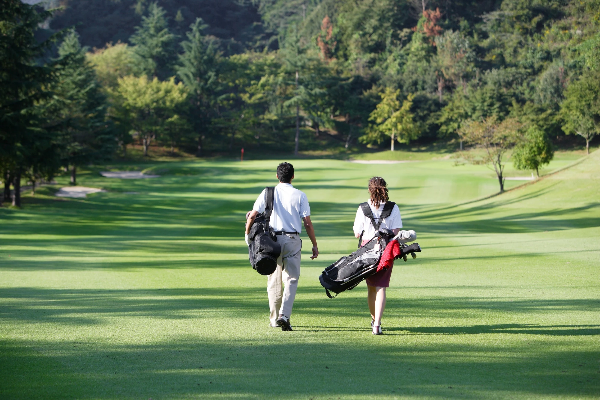 Golfistas caminando por el fairway durante un torneo en México